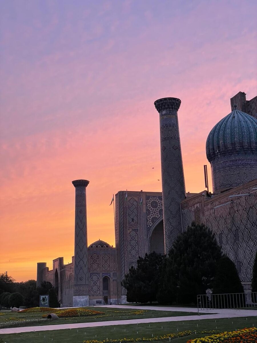 Закат на главной площади Самарканда