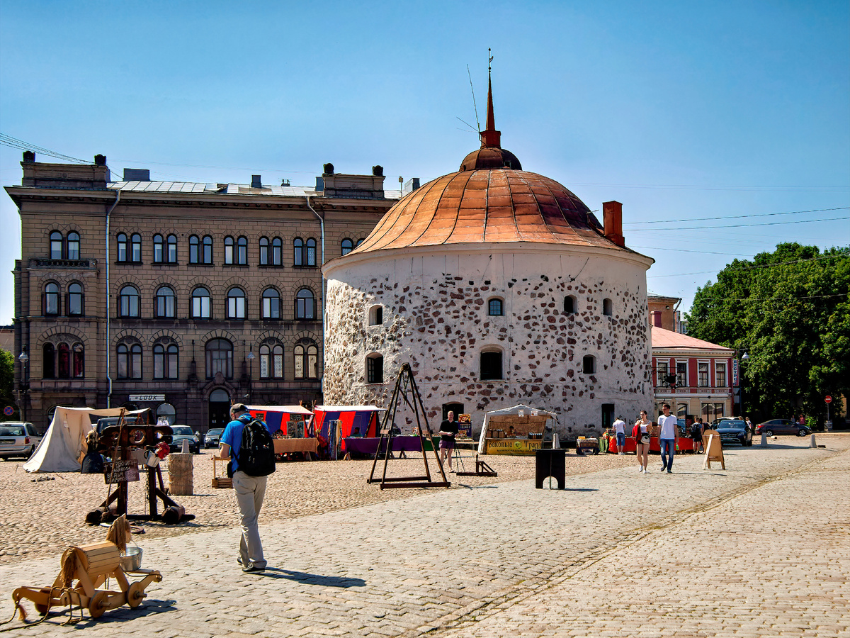 Круглая башня, а за ней - здание, в котором был "Акционерный банк Северных стран для торговли и промышленности"