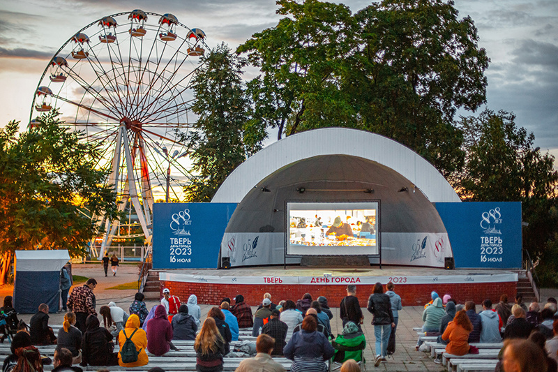 В Твери демонтируют колесо обозрения