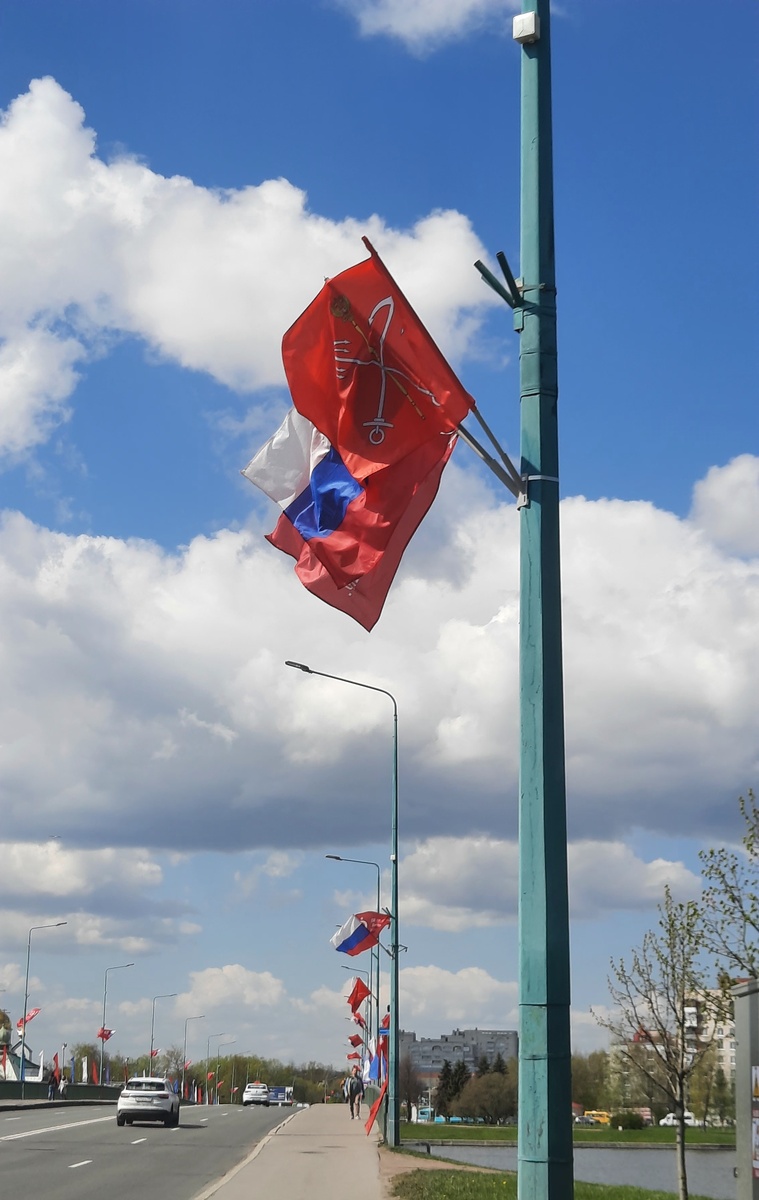 Большой Ижорский мост украшенный флагами.  Фото автора статьи