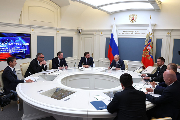    Темой встречи с членами общественной организации «Деловая Россия» было, говоря на казенном языке, «обеспечение сбалансированного развития экономики в условиях структурной трансформации».   
Фото: www.kremlin.ru