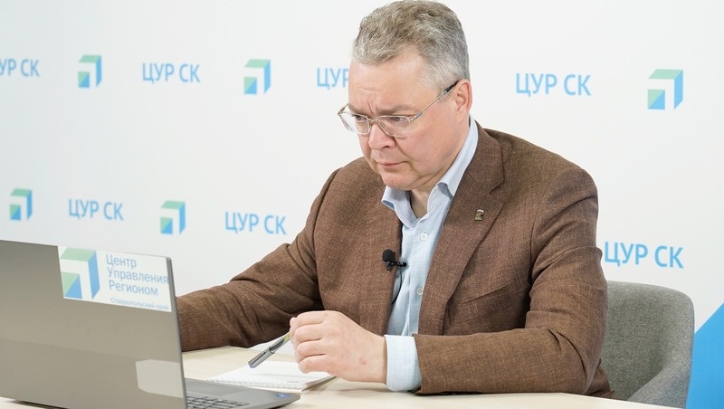    В ходе прямой трансляции губернатор поручил разобраться с безопасностью на дороге в Михайловске Фото: правительство Ставрополья
