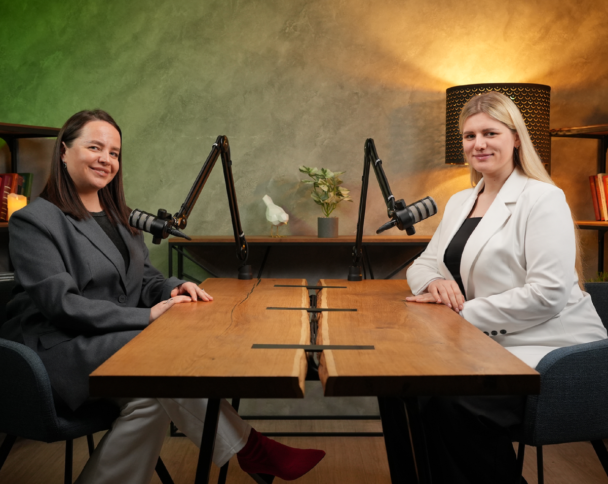 Марина Бегунова (слева) — автор подкастов «Живые истории без фильтров»