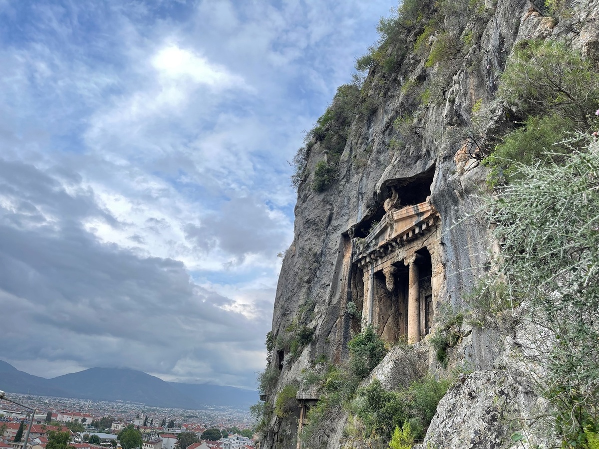 Гробница Аминтаса, выполненная с явным влиянием греческого стиля