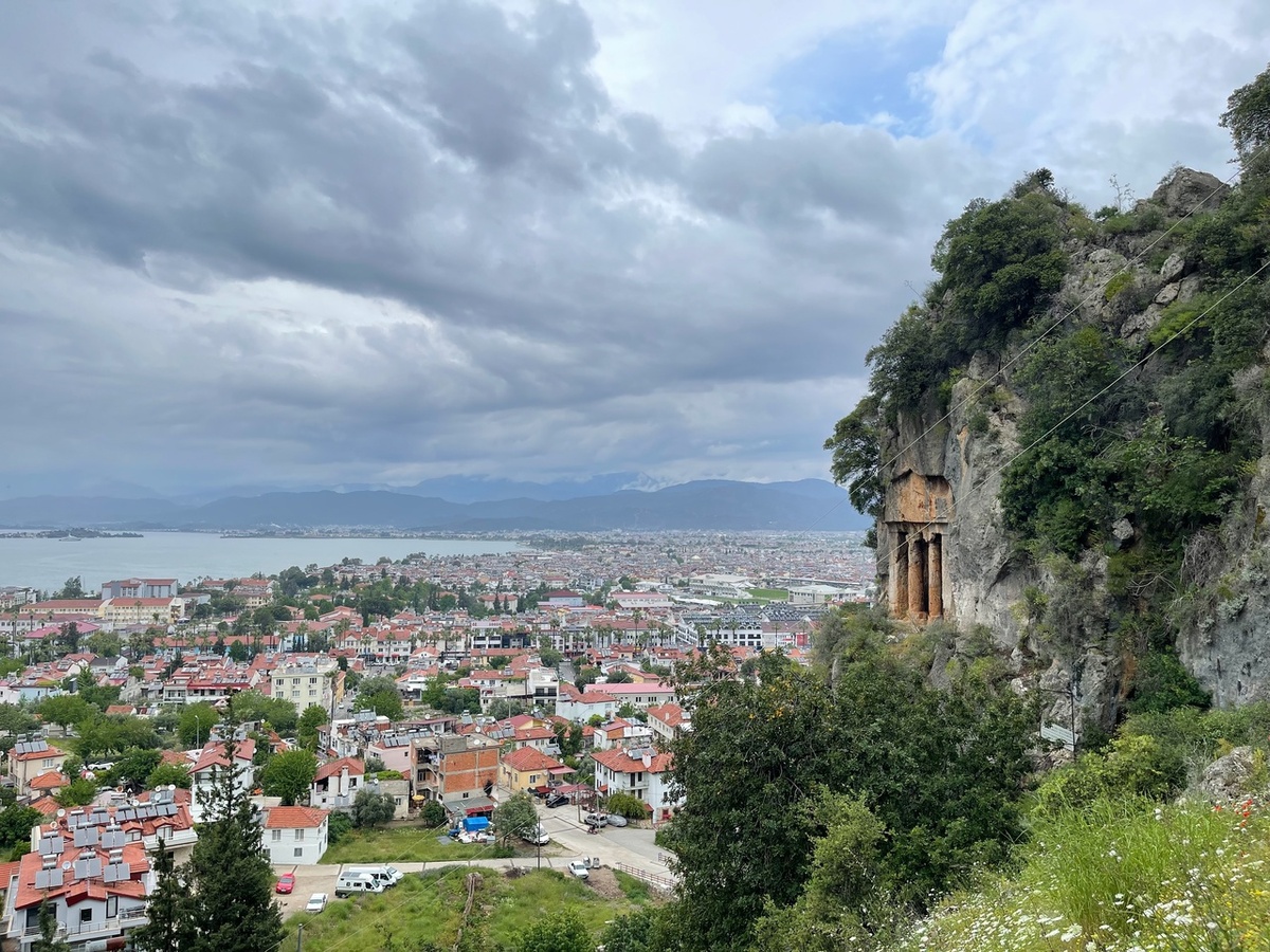 Вид на город со скал