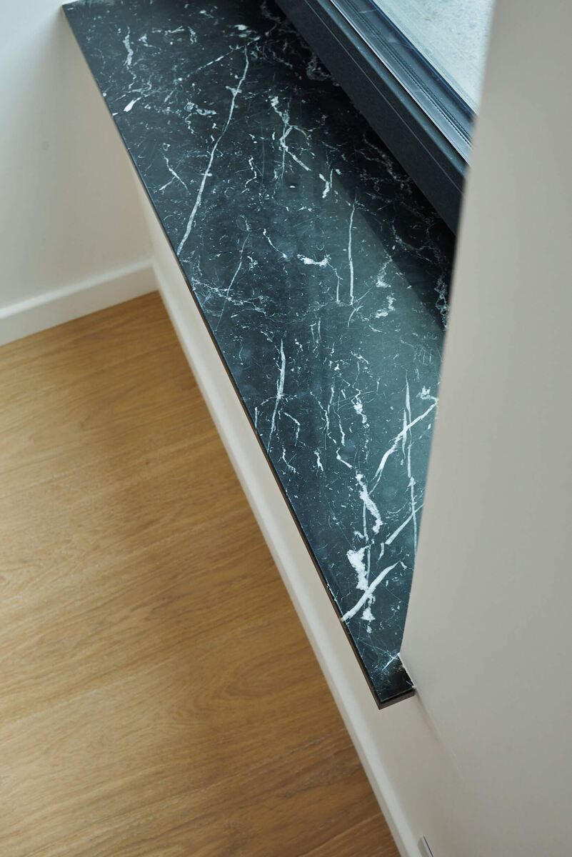 Подоконник из мрамора Nero Marquina (Неро Маркина