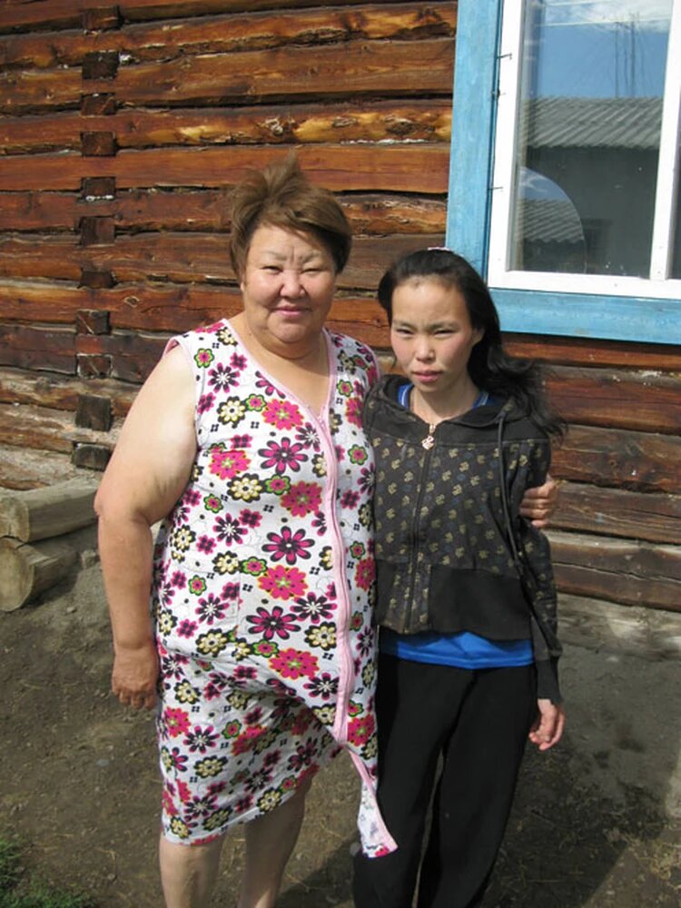 Спасенная Лида с мамой. Фото: предоставлено администрацией Эвено-Батагайского района