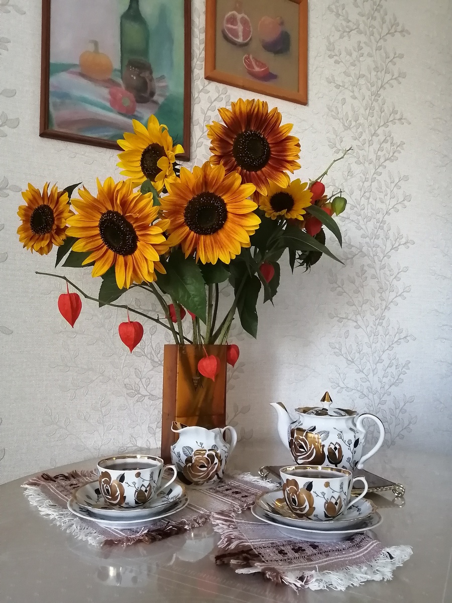 Осенне-золотая фотозарисовка вербилковского сервиза. Это сервиз родителей мужа, которым они, наверное, и не пользовались, берегли. P. S. Подсолнухи настоящие, сорт Красное солнышко)