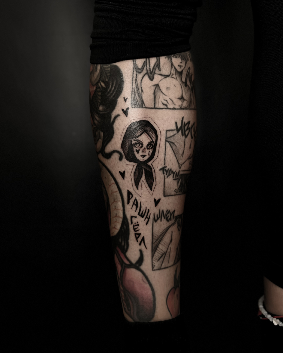 Свежая татуировка «Рашн гёрл», отлично передает характер носительницы. 