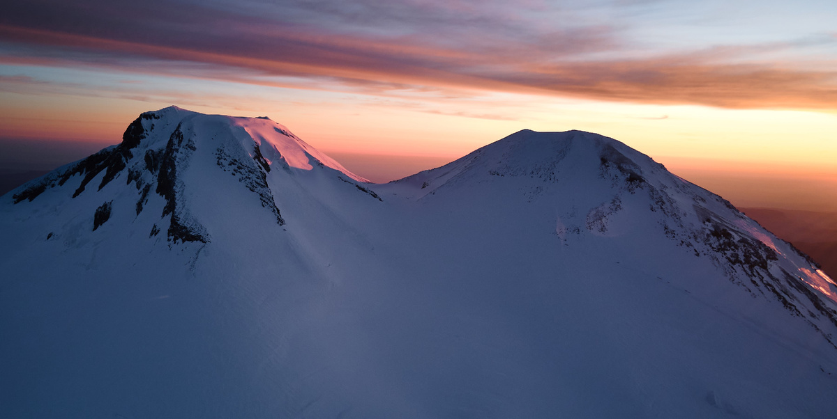 Эльбрус на рассвете. Мы воооон там справа на 5 100 м. 