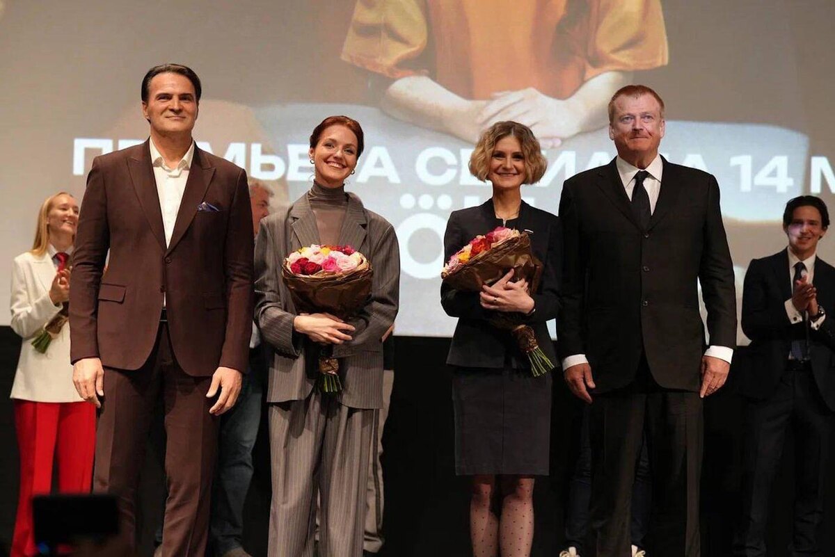 Александр Дьяченко (крайний слева) сыграл Патрика Бирна (крайний справа). Рядом с Патриком Мария Бутина, её сыграла Мария Лопатина. @Арсен Пепанян