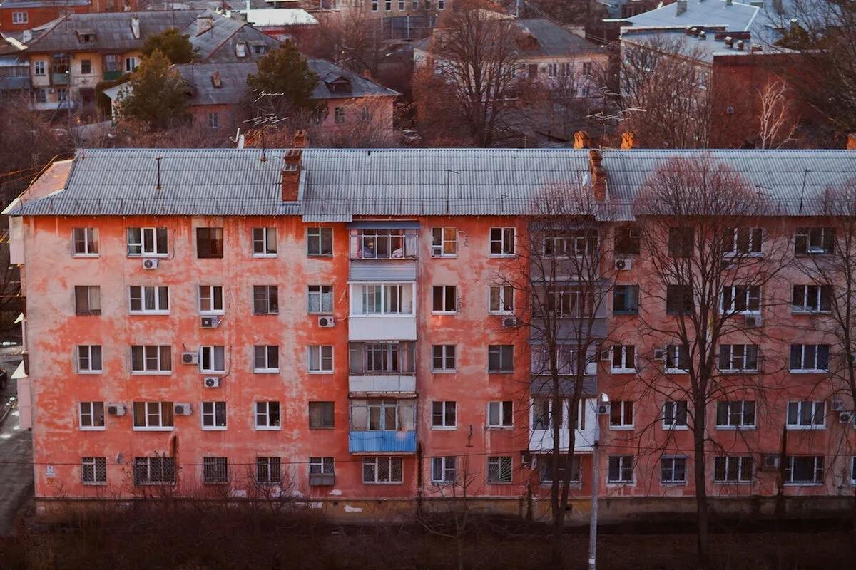 Даже скромная однушка в подобной хрущевке (на всякий случай: фото НЕ из Калининграда) сейчас непозволительная роскошь для многих семей. Знаете ли вы, сколько нужно зарабатывать, чтобы купить себе такое жилье?