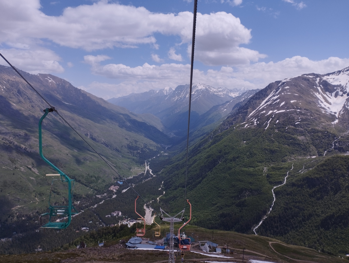 Вид с подъемника на горе Чегет