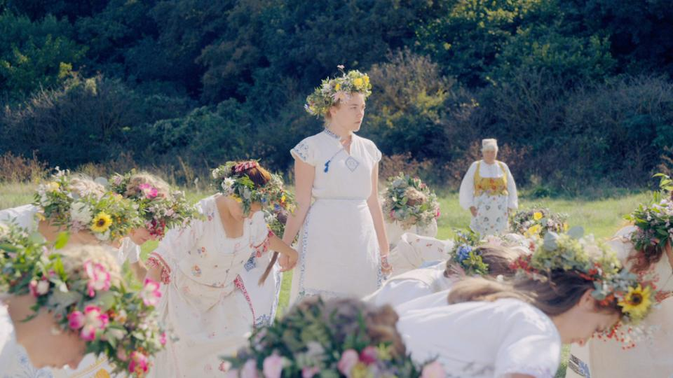 Кадр из фильма «Midsommar» (2019): сцена ритуала в шведской деревне, где внешняя идиллия обманчива. Белые одежды, венки и хороводы становятся частью зловещего транса — как в древних обрядах инициации, где боль, страх и праздник переплетаются в одно. 