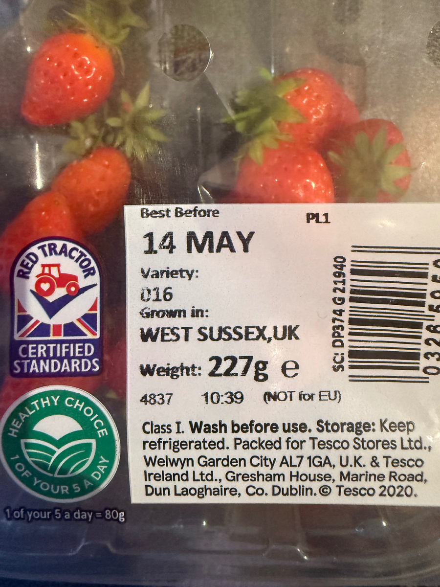 Пример, как на упаковке написано про сорт клубники и откуда она. Эта клубника какого-то неинтересного сорта - вместо названия в неё цифры "016", сама клубника из Западного Сассекса. Фотография из личного архива. 