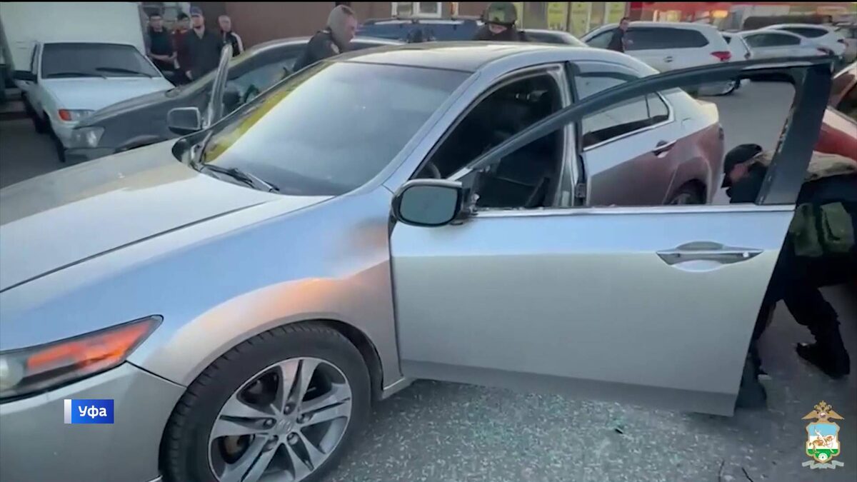    В Уфе задержали подозреваемых в краже крупной суммы денег из машины местного жителя