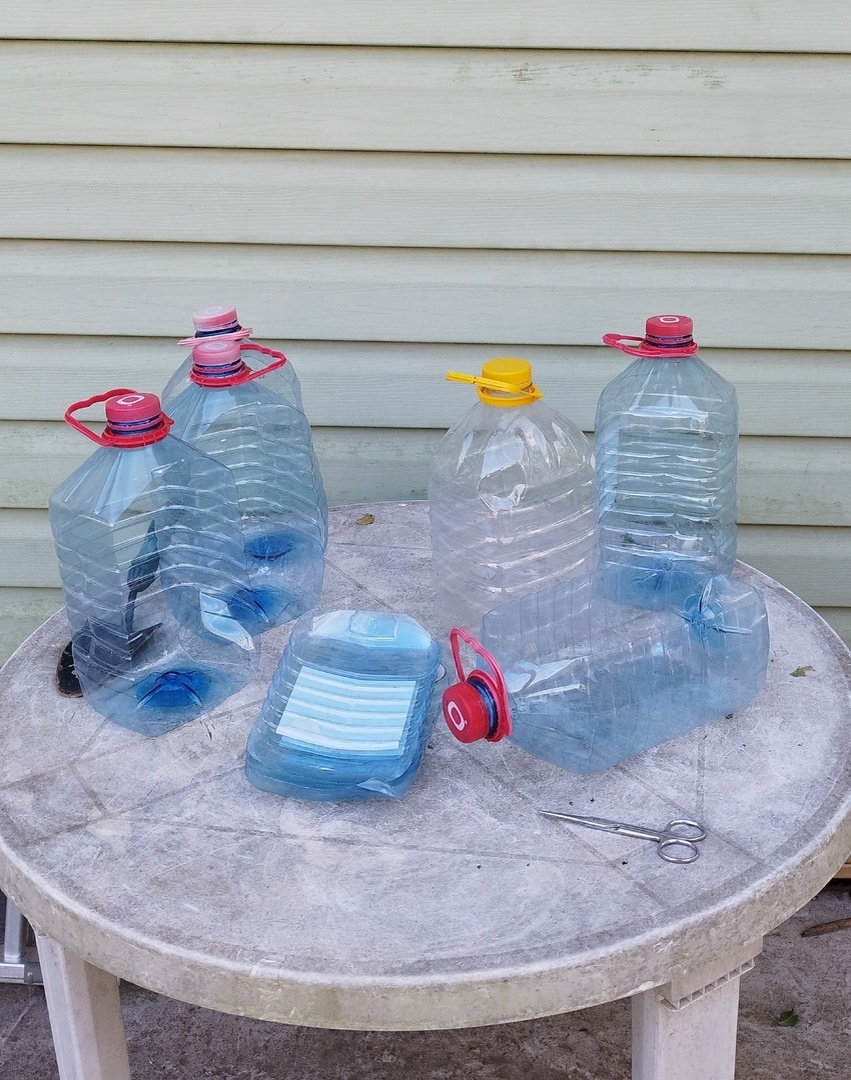 Вырезала одну боковину широкой стороны бутыля,