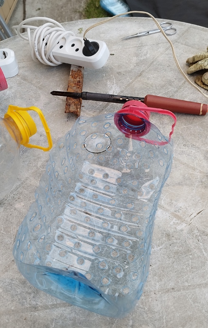 и напяла им дырок в дне каждого бутыля - получилась корзинка для луковичных, которой износу не будет!