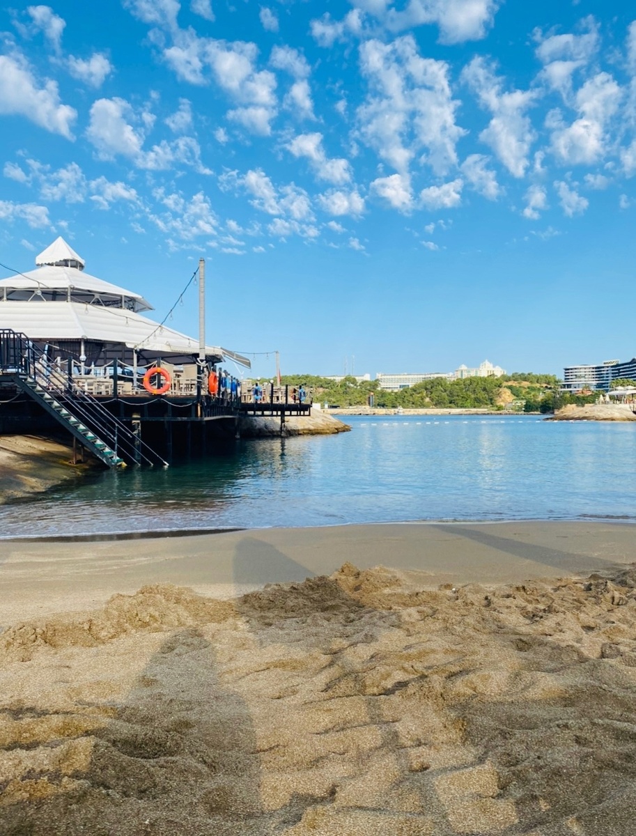 очень хорошая форма пляжа для отдыхающих с детьми