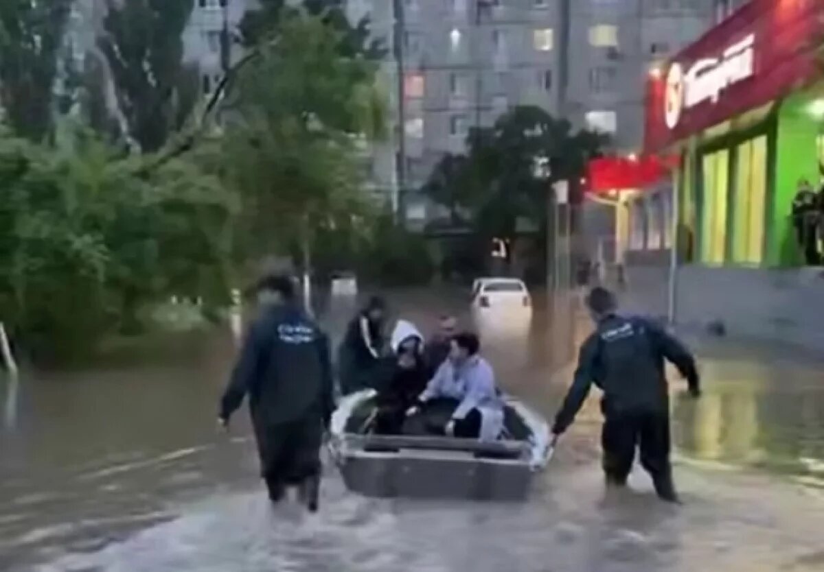    Жителей Невинномысска подвозят к домам на лодках из-за сильного ливня
