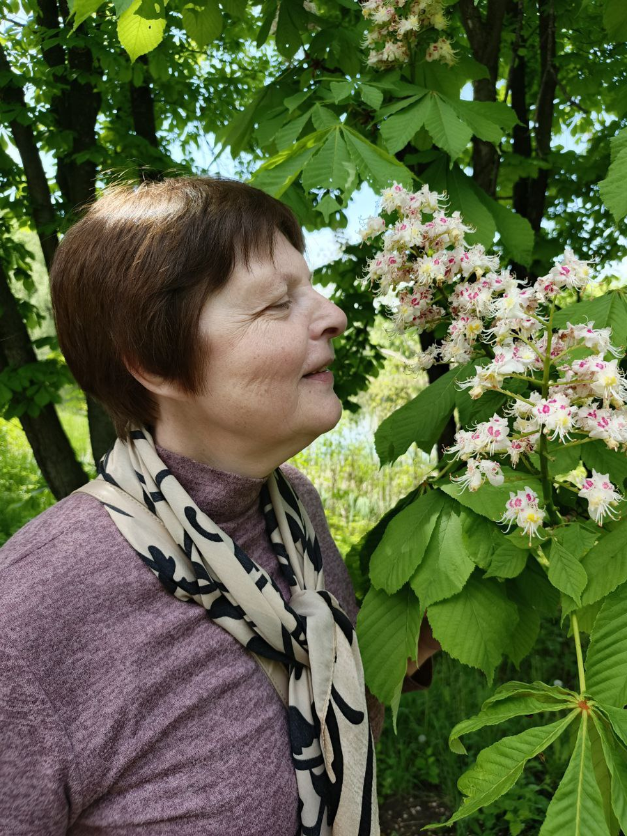 Цветут каштаны, цветут каштаны,
И цветом радости окрашен город мой.
Он словно пьяный от этих пряных
И сладких запахов, разбуженных весной.

https://www.chitalnya.ru/work/2578499/ Фото из архива автора.