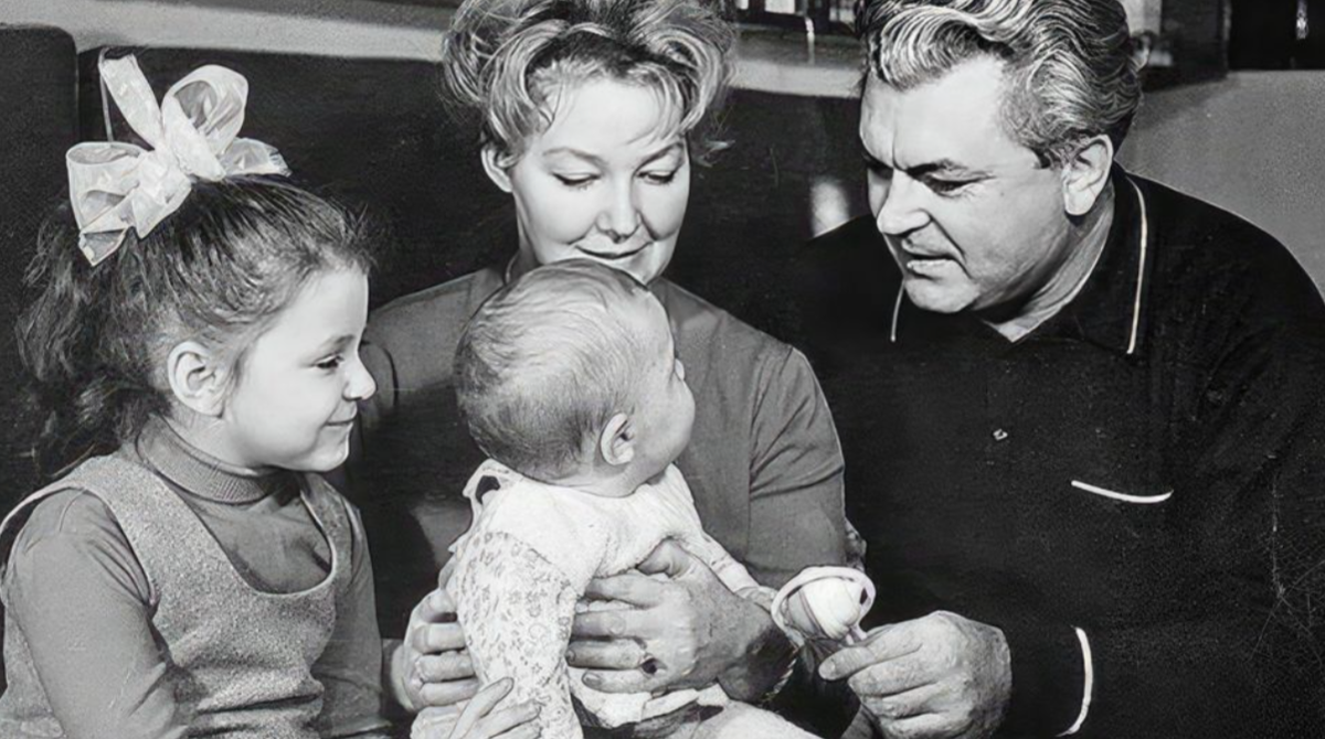 Маленький Федор Бондарчук с родителями и сестрой