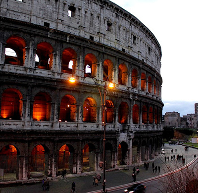 При взгляде на это огромное величественное сооружение настолько захватывает дух, что сразу понимаешь, что амфитеатр Флавия, построенный между Палатниским, Цилиевским и Эсквилинским холмами в Риме — это тоже начтоящее чудо света.Возведён Колизей был рядом с Золотым дворцом Нерона, на месте озера, в котором некогда плавали лебеди. Большая эллипсоидная арена была возведена в самом начале нашей эры (І век), во времена правителей династии Флавиев. Ристалище использовалось для проведения различных захватывающих мероприятий.История Колизея начинается в шестьдесят восьмом году, когда один из самых жестоких правителей древнего мира, Нерон, покончил с собой, после чего началась двухлетняя Гражданская война, в результате которой императором стал Тит Флавий Веспасиан.Оказавшись у власти, новый правитель сразу же решил перестроить центр Рима, уничтожив всё, что могло напоминать людям о его предшественнике и одновременно восстановить былую славу города. Также император приказал начать чеканку новых монет с изображением новых зданий — Храма Мира, Святилища Клавдия и Колизея — дабы показать миру, что возрождающийся Рим по-прежнему является центром Древнего мира.Первое название достопримечательности — амфитеатр Флавиев. Как можно догадаться, такое имя строение получило в честь династии, инициировавшей строительство. А известное всем современное имя Колизей (на английском Colosseum) пошло от очень большой скульптуры Нерона, которая стояла рядом с театром, но исчезла бесследно в Средние века. Дословно название переводится как "огромная статуя" (от английского слова colossus).