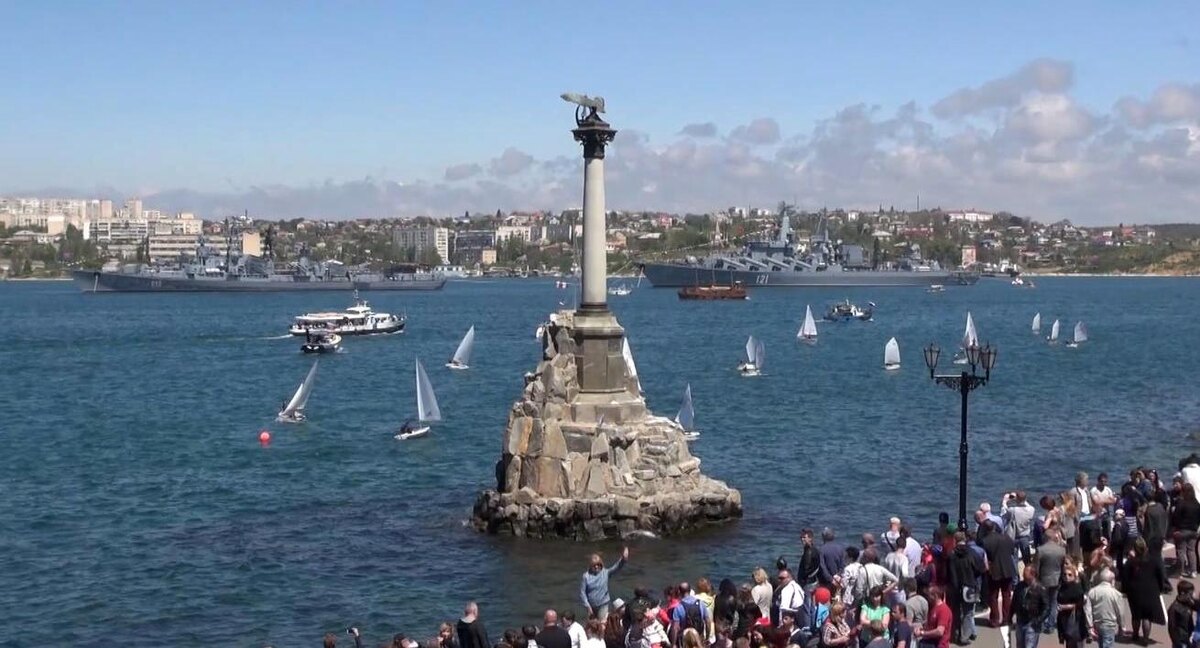 Город-герой Севастополь, памятник затопленным кораблям и корабли Черноморского флота.