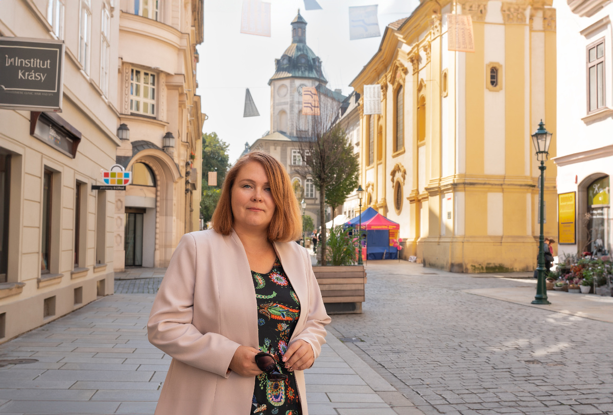 а здесь Мария Юрьевна, она же пани учителка или пани ржедителка (директор) или пани Мария или просто Мария) И даже Марушка и Маша)  а еще-  подобострастным тоном - пани магистра)