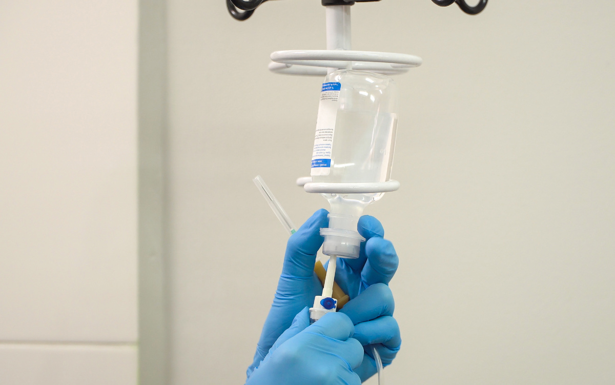 Лекарства в составе капельницы (источник изображения: freepik.com)