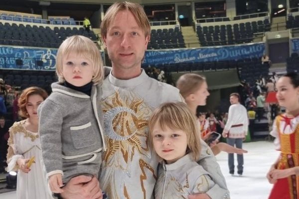    Александр Плющенко с сыновьями, фото: соцсети