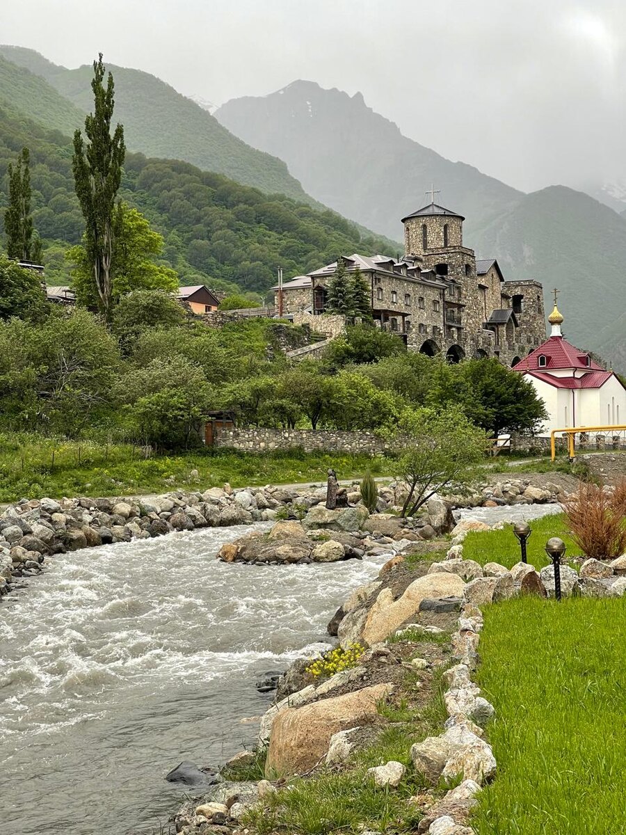 Аланский мужской монастырь. Как видите, день не солнечный.
