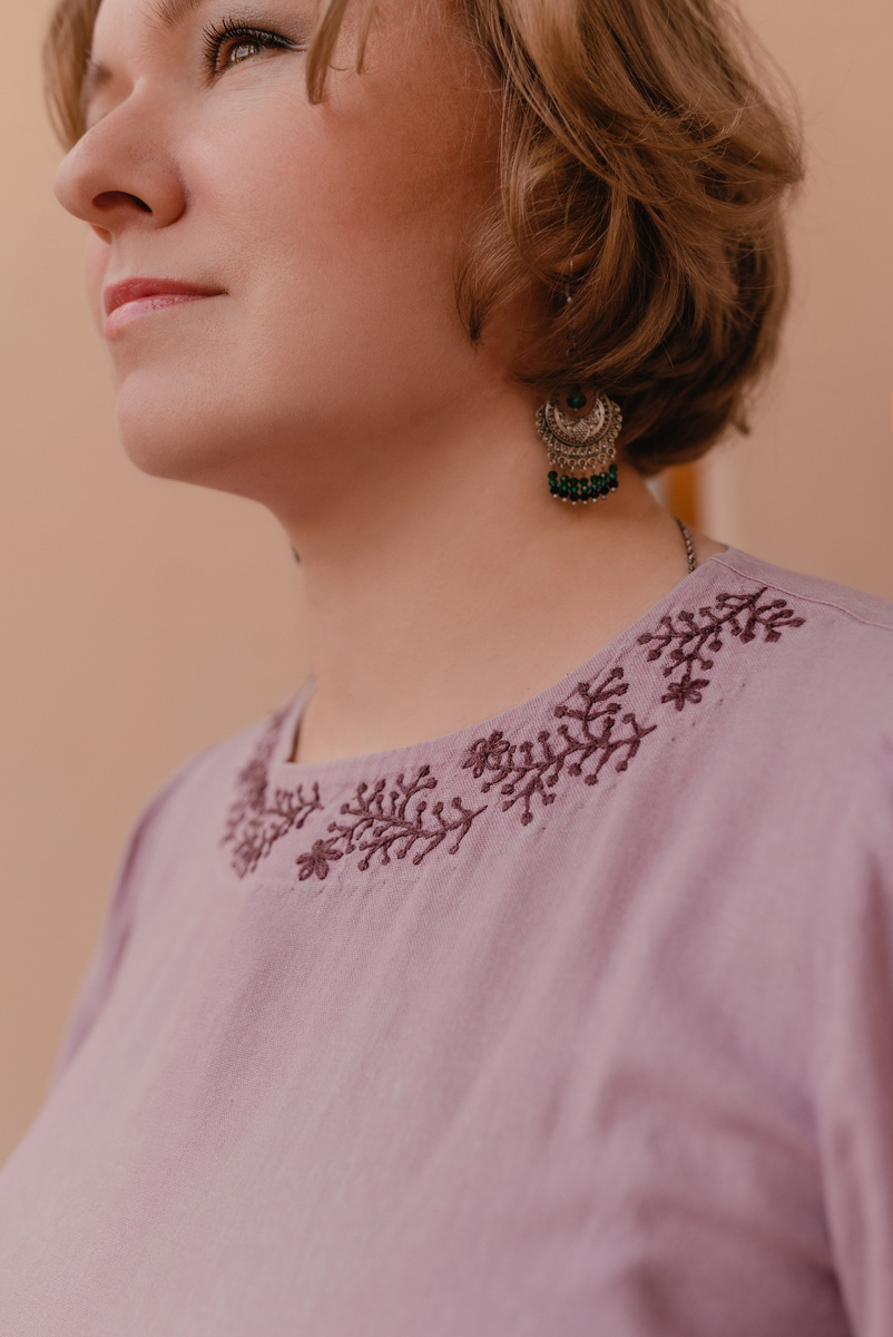 Вышивка х/б нитками Мулине на льняном платье. 