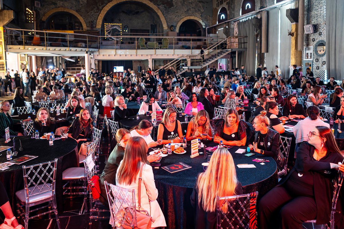 1. Экономия времени
Самостоятельно: Придётся тратить часы (а то и дни) на подбор площадки, артистов, меню, оформление, логистику и т.д.
С агентством: Всё делают за вас — вы только утверждаете.
2. Профессионализм и опыт
Самостоятельно: Могут возникнуть нюансы, о которых вы даже не подумаете (не работает свет, артист опоздал, плохо слышно ведущего и т.п.).
С агентством: У них налаженные связи, опыт решения таких задач, заранее подготовлены «план Б» на случай форс-мажоров.
3. Бюджет под контролем
Самостоятельно: Можно переплатить из-за незнания рынка (например, заказать ведущего по завышенной цене).
С агентством: Часто у них действуют скидки от подрядчиков (артисты, рестораны, аренда техники), и они могут вписаться в заданный бюджет эффективнее, чем если делать всё по отдельности.

4. Креатив и сценарий
Самостоятельно: Часто ограничивается стандартными тостами, конкурсами, ведущим.
С агентством: Разработка уникального сценария, тематики, интерактива, сюрпризов, квестов, цифровых решений (прямой эфир, фотозоны с генерацией фото и т.п.).

5. Ответственность
Самостоятельно: За всё отвечаете вы (или HR, или офис-менеджер), включая все накладки.
С агентством: Все обязательства зафиксированы в договоре. Ответственность — на подрядчике.