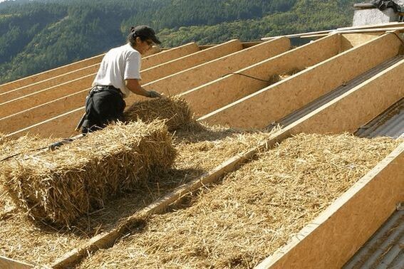Утепляем крышу соломой