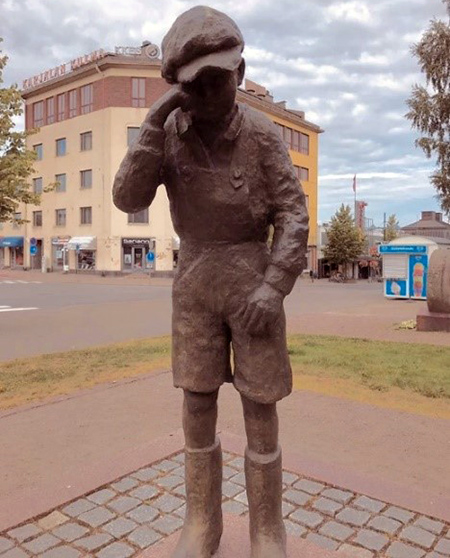 Один из самых трогательных памятников войне я видела в Лаппеэнранте. Плачущий мальчик в центре финского города. Он посвящен не воинам, а детям-сиротам. Главным страдальцам в любых битвах. После Советской-финляндской и Второй мировой их в Финляндии осталось 50 тысяч. В СССР - более полумиллиона».