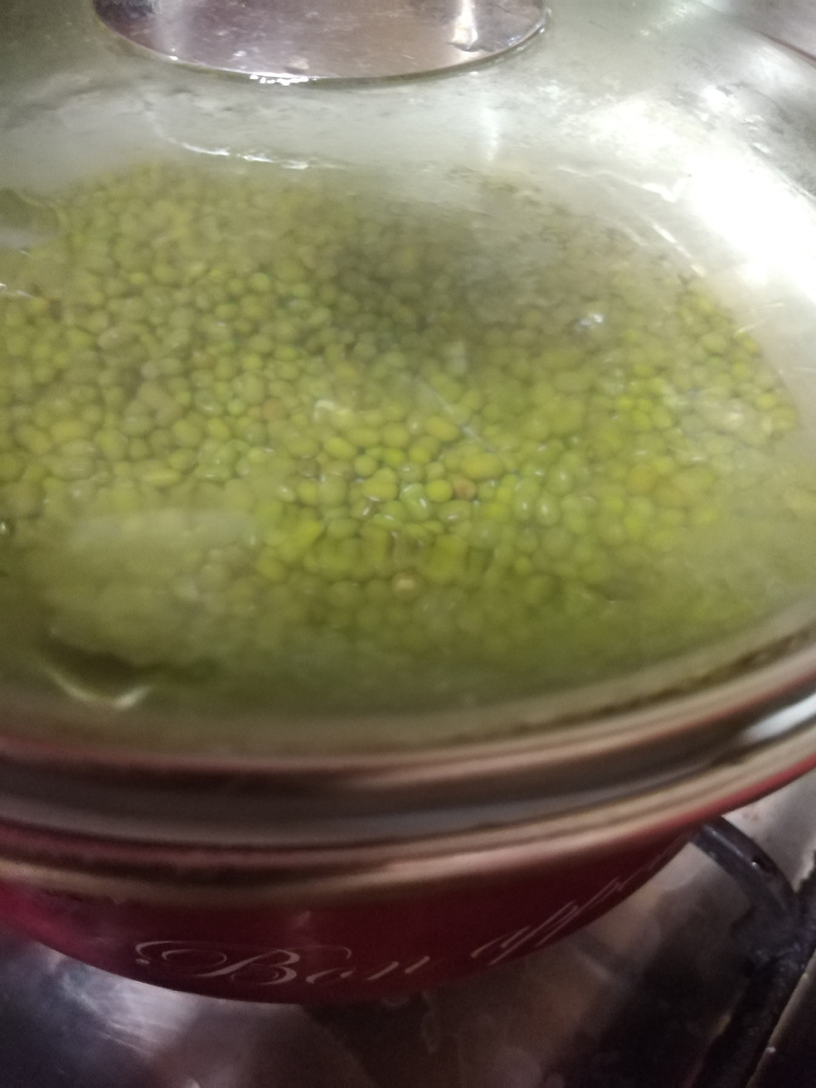 40 минут под закрытой крышкой на небольшом огне варю Чечевицу для конфет. Фото на кухне