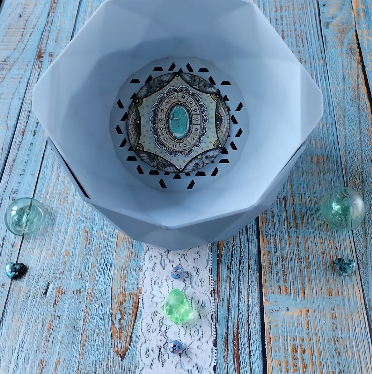 Один из моих проращивателей. Это дуршлаг с миской, который я иногда применяю для этой цели. Если семена мелкие, на дно кладу марлю. Для композиции фото использован мой рисунок в стиле зенарт. 