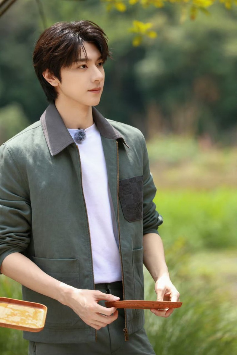 Актёр Линь И. Листайте галерею, чтобы увидеть больше...