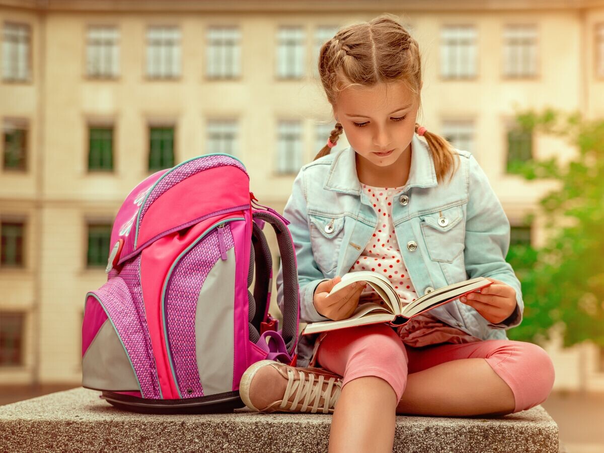    Школьница читает учебник© Fotolia / detailblick-foto