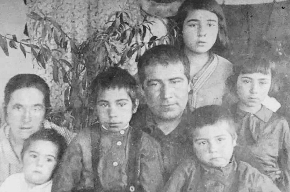    Семья Цегельнюков, 1937-1938 г. Евгений на руках у отца слева.