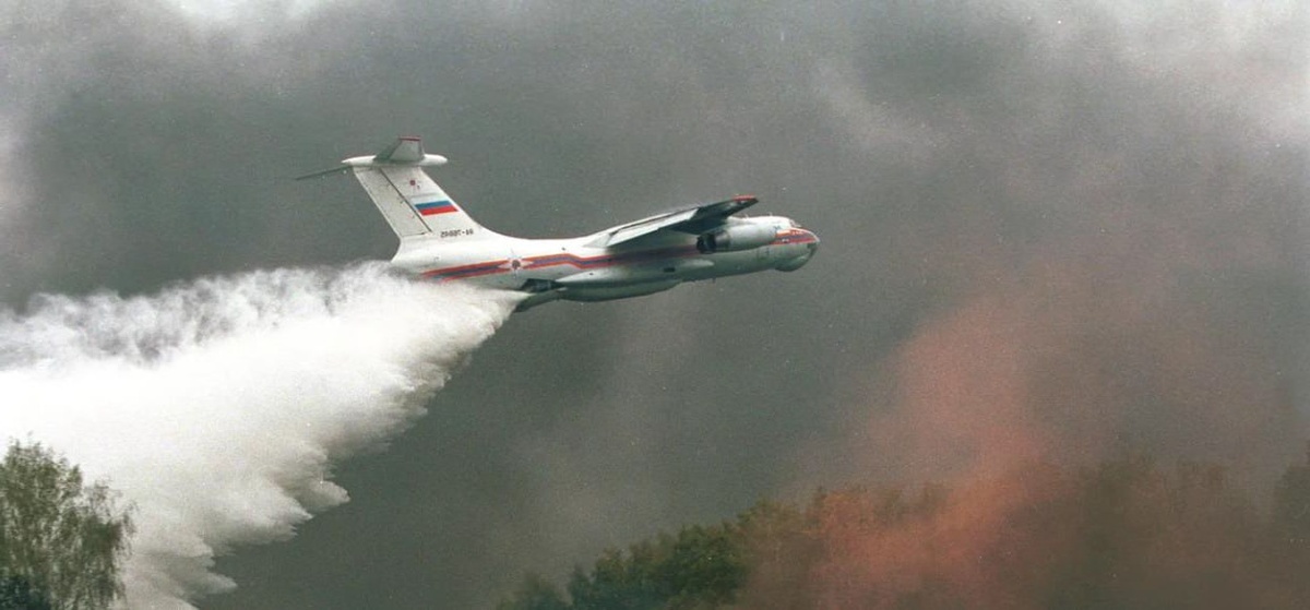 Молебен или Бе-200? Или не "или" нужно здесь ставить, а "и"? И тогда, сразу и вместе, и Бе-200, тонны воды за раз на тайгу обрушивающий, и чудодейственный молебен, прямо на его же борту творящийся, два в одном!