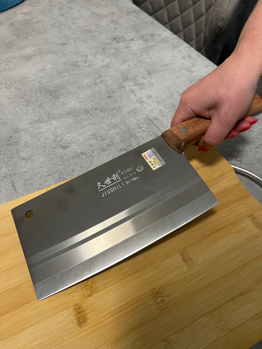 Нож выполнен из цельного полотна металла с лазерной гравировкой Бренда и лазерной перфорацией ближе к лезвию