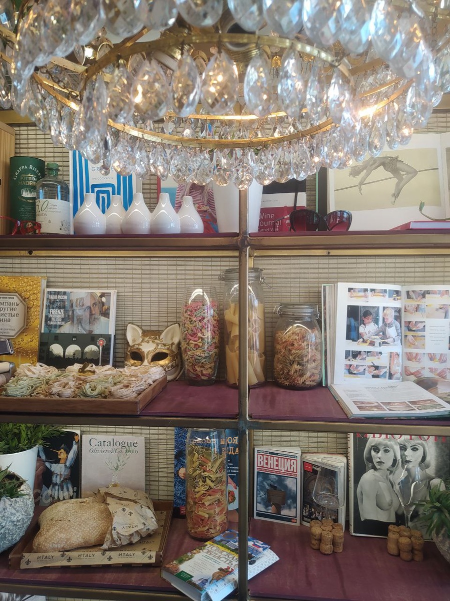 Немного из интерьера ресторана: шкафчик с итальянскими пастами и прочим.