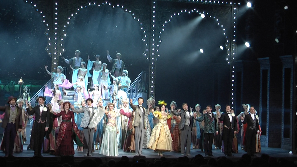 Артисты Московского театра оперетты на поклонах после генерального прогона спектакля 12 мая 2025 года. Фотография из моего архива