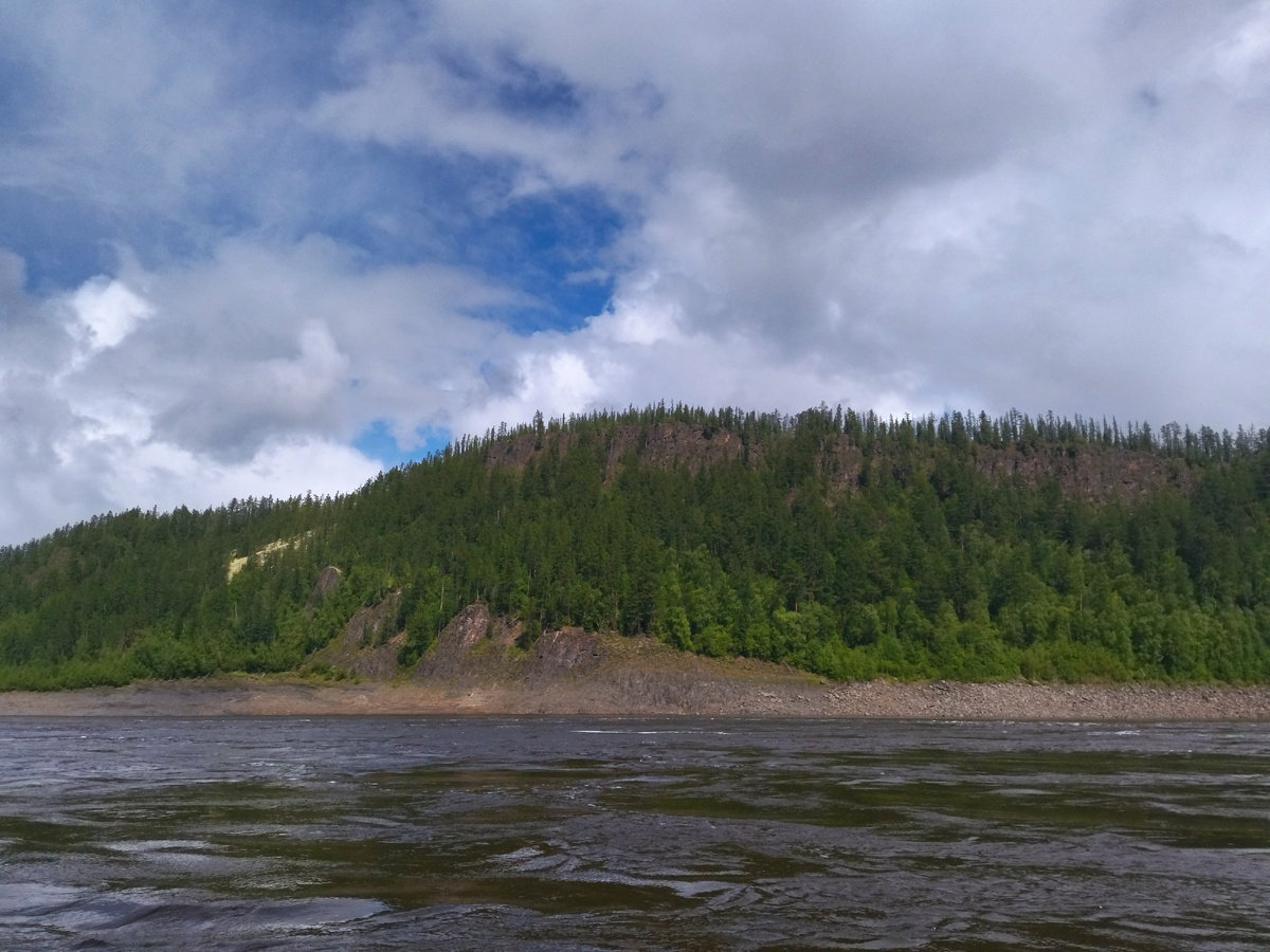 Днём ещё было солнечно и тепло. Зато к вечеру небо закрыли облака и без солнца стало холодно.