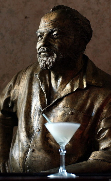 Статуя "Эрнеста Хемингуэя" с коктейлем Дайкири