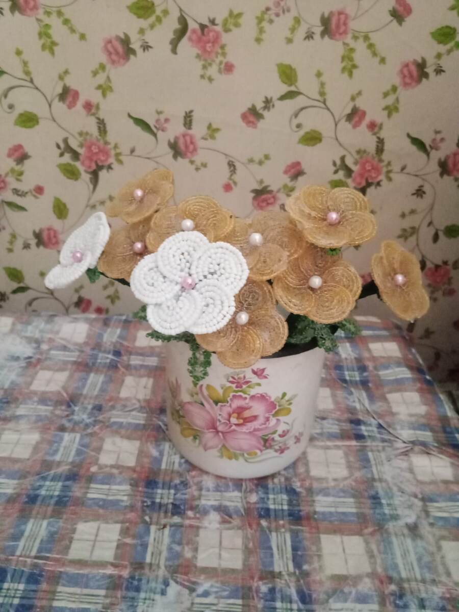 Бисер бежевого и белого. Зелёный бисер .  Бусинки для серединки.