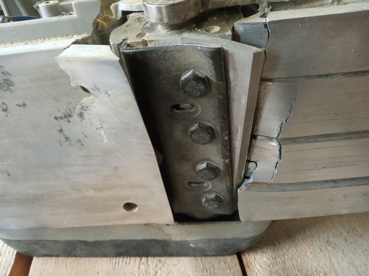 Причина поломки - нож, который каким то чудом вылетел из своего крепления (затягивал хорошо)