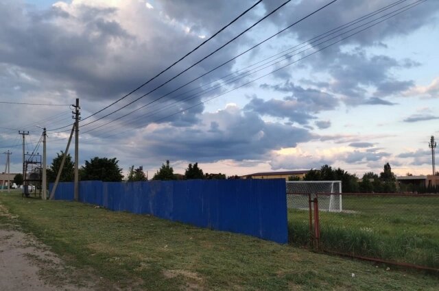   Стадион уже начинают огораживать забором из профлиста, чтобы возводить детсад. Фото: Из личного архива/ Татьяна Иващенко
